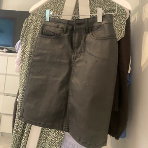 svart skinnkjol - svart tajt skinnkjol från veromoda, använd en gång