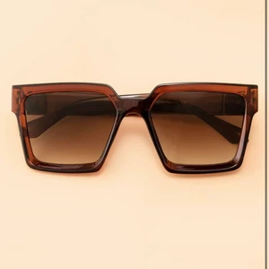 Solglasögon  - Solglasögon från shein (lånad bild). Super fina trendiga solglasögon passar varje sommar outfit! Aldrig använda 🦋🥰