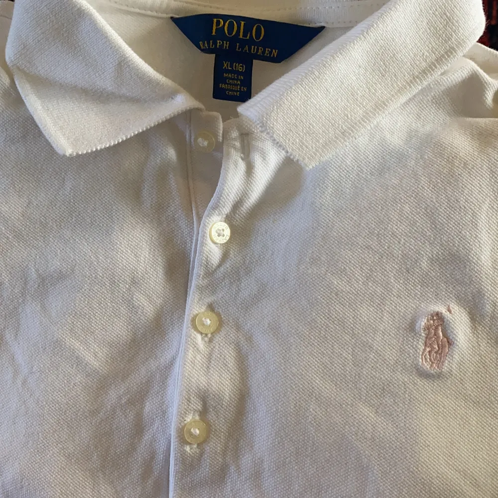 Säljer denna långärmade polo Ralph lauren tröja i strl. 16 år motsvarande XS-S 😊. Tröjor & Koftor.