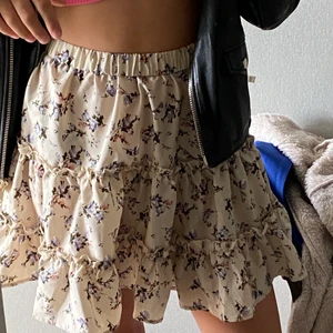 Beige kjol med blommor - SÅ FIN KJOL jag dör, på mig är den lite för stor men annars är den grym, världens mysigaste kvalitet, inte genomskinlig, najs i midjan gör inte ont!!🤛🏼🤛🏼10/10