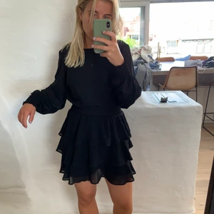 Fin klänning  - Fin klänning från Gina Tricot. Sitter fint på kroppen. I princip oanvänd. 