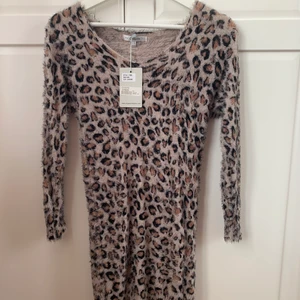 Snygg kort leopardklänning i stretch - Snygg kort leopardklänning i stretch strl xs/s. Oanvänd med prislapp kvar. 