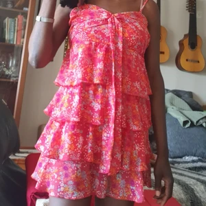 Söt sexig volongklänning - I mycket bra skick och passar xs_s.användade 2 hanger.finns fler bilder och bud I kommenterna.Bra till summer 