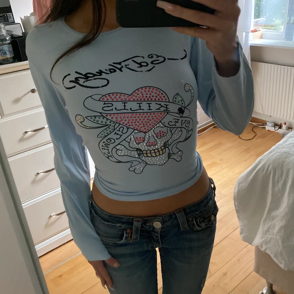 söt från ed hardy 💜 uppknuten på bilderna och är i en barnstrl xl som motsvarar typ s. de står ed hardy på baksidan också. högsta bud 420. Tröjor & Koftor.