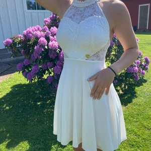 Vit klänning  - Haft den 2 gånger då det var skolavslutnings kläning, jätte fin och märks knappt att den är använd