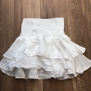 Kjol - Fin volangkjol, säljer då den är lite kort för mig som är 173, endast testad 🤛🏽 köparen står för frakten! Buda eller köp direkt för 250 ⚡️