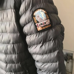 Parajumper jacka  - Säljer min parajumper jacka till ett väldigt rimligt pris storlek S men den är ganska stor så passar nog M utan problem. Jackan är i bra skick och priset kan diskuteras vid snabb affär.