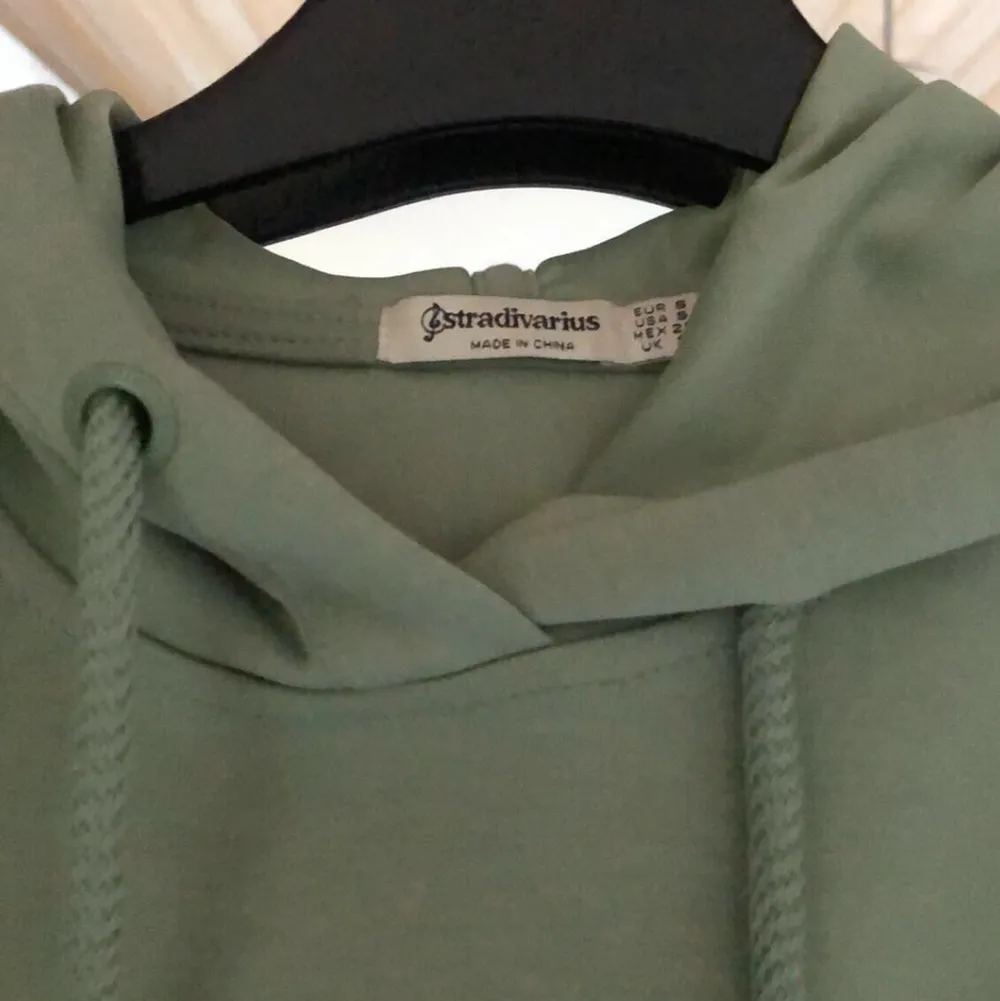 Grön/ mintgrön hoodie från stradivarius! Köpt i Malaga. Luftigt material, men ändå lagom tjockt tyg. Så himla fin färg, men jag använder inte hoodies och därför den säljs 🧡❤️💘. Hoodies.