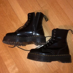 Dr. Martens Jadon  - Intressekoll! Har använt dem bara några få gånger så är i väldigt bra skick. Nypris: 2295, frakt tillkommer. det är bara att skriva vid frågor<3