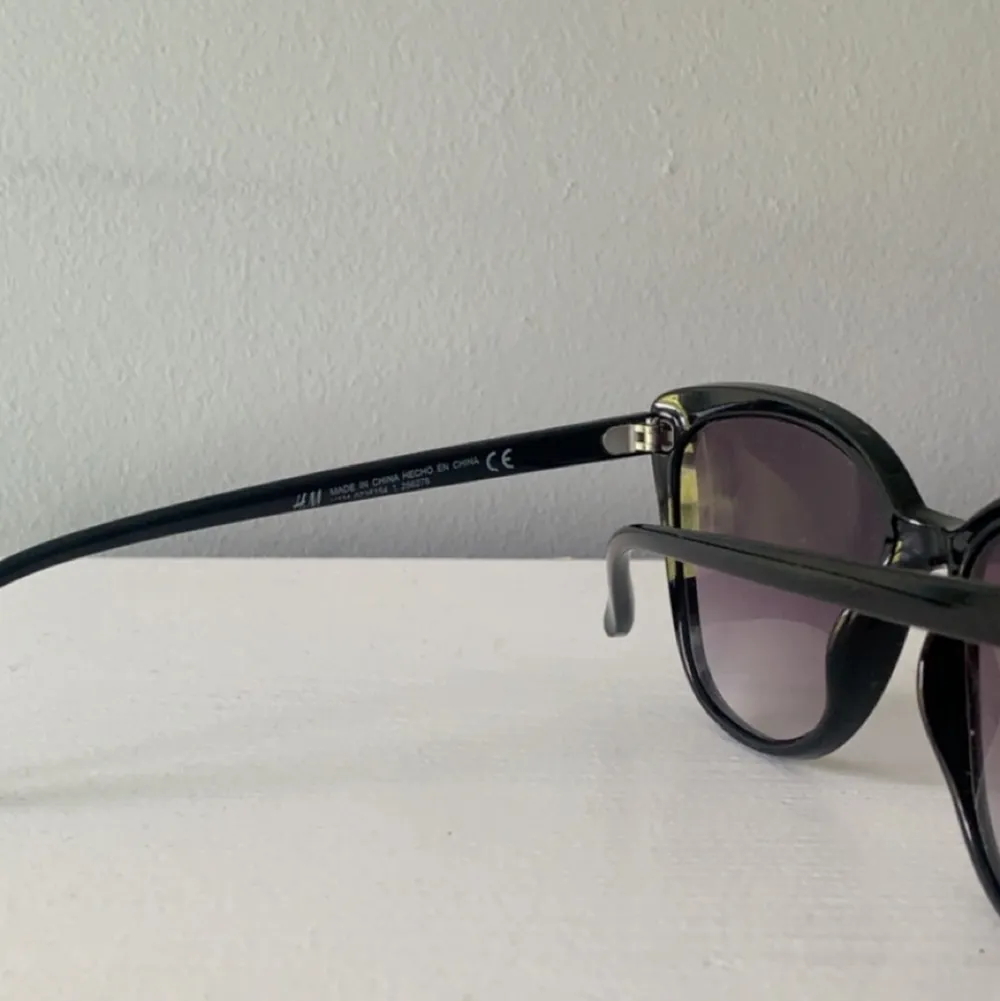 Svarta simpla solglasögon ifrån H&M. Använda fåtal gånger, fint skick! . Accessoarer.