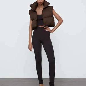 Brun väst  - VADDERAD VÄST WATER REPELLENT från zara  i färgen brun, väldigt fin väst älskar den själv men fick likadan i present därför vill ja bli av med denna. Den är använd 3 gånger och är i väldigt bra skick, den är i stolek s-m men ja skulle säga att du som Xs kan oxå nära den:) vid mer information hör av dig. 