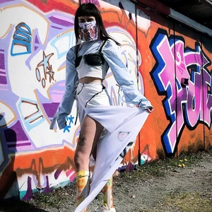 Säljer hel outfit - Jag har designat outfitten,sytt etc. Det är återbukade material med min alldeles egna groungiga tuch. Passar alla. I outfitten ingår det en kjol/väska i kjolen/ munskydd topp långärmad magtröja