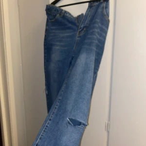Jeans från SHEIN strl L - Oanvända endast provade. Strl L, hål på knät 