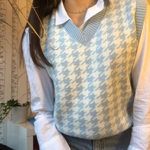 Jättefin väst! - Superfin väst! Säljer då den inte kommer till användning. Använd max 3 gånger. Storlek S, men kan passa de flesta. 100kr