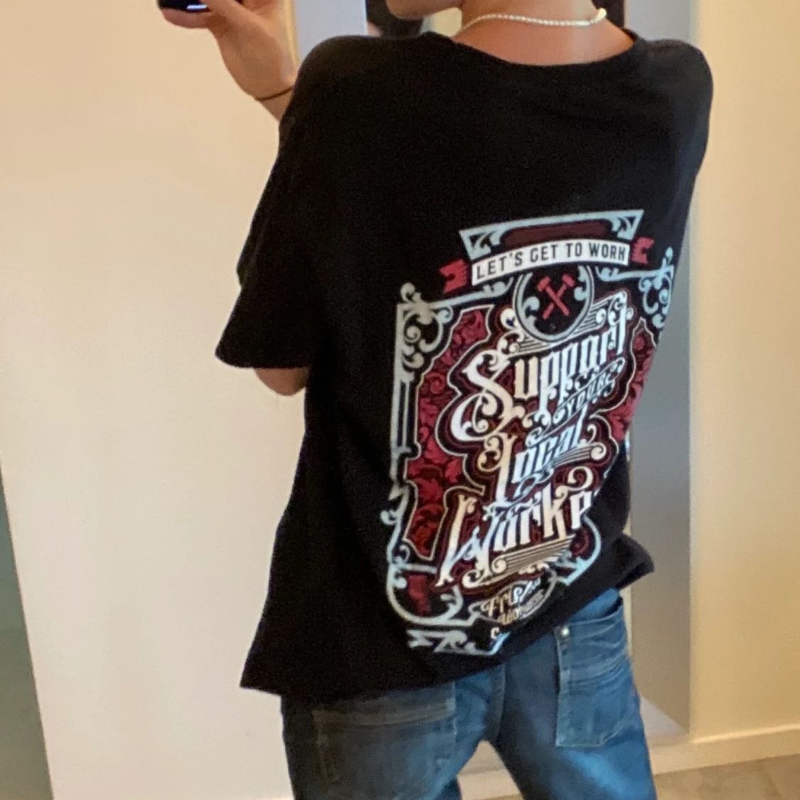 Svart t-shirt med tryck  - 91