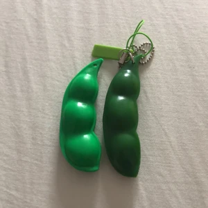 Pea Popper - Ena är ljusgrön och andra är mörkgrön. Den ena är jättelätt och bra att poppa upp. Den andra är lite trögare men fortfarande jättefin och bra.