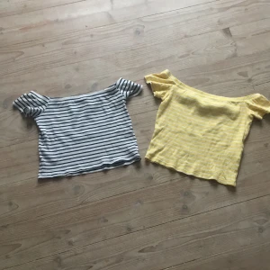 Randiga tröjor. - Jag säljer dessa två toppar. De är i storlek s men passar xs också. Plaggen är hela och i bra skick. Jätte fint till ett par ljusa shorts på sommaren. Rekommenderar för er mellan 12-15 år.⚡️Om man vill kan man köpa en av de om man inte vill köpa både.