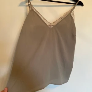 Top från NA-KD i stl S, oanvänt  - NA-KD, stl S, oanvänt • Skickas med posten, frakten kostar 24:-