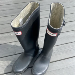 Hunter stl. 37 - Säljer mina gummistövlar från Hunter i storlek 37. Superfint skick och endast använda 2-3 gånger, köparen står för frakt. Skriv för fler bilder eller vid frågor🥰