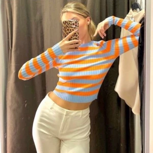 🧡Zara tröja 💙 - Den trendiga randiga tröjan från Zara! Stretchig så den passar xs-m. 💙 Intresserad? Lägg bud! 🧡
