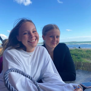 Vit sweatshirt  - En vit sweatshirt från weekday. Enkel men supper fin. Säljer eftersom jag har liknande❣️ Stolek S men passar också M. Köparen står för frakten!