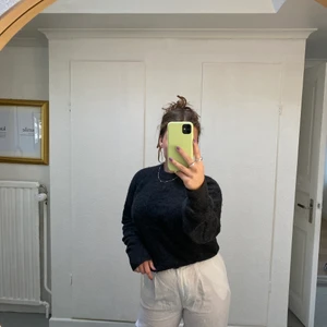 Grå sweatshirts  - Jättefin grå stickad tröja. Perfekt över en klänning eller kjol stolek S men passar också M. Köparen står för frakt.💕