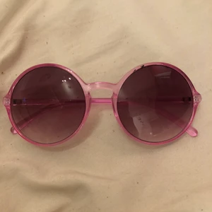 Solglasögon - Rosa 💗Möts upp på Södermalm eller fraktar men då står köparen för frakten. 