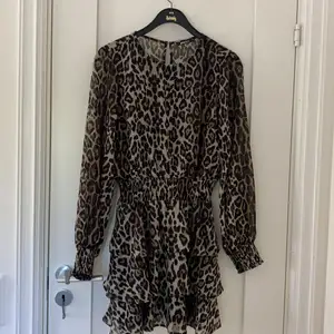 Supersnygg leopardmönstrad klänning från Gina Tricot. Klänningen har resår runt midjan samt runt ärmarnas slut. Klänningen är i bra skick. 