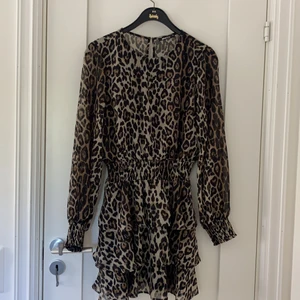 Leopardmönstrad klänning från Gina  - Supersnygg leopardmönstrad klänning från Gina Tricot. Klänningen har resår runt midjan samt runt ärmarnas slut. Klänningen är i bra skick. 