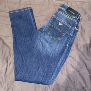 Emporio Armani Jeans  - Emporio Armani Jeans Strl 26 Köpt på NK Stockholm.  Finns inte kvitto kvar däremot QR-kod på insidan av byxa (se bild) som äkthetsbevis. Postar med PostNord spårbar frakt upp till 2kg - 99kr