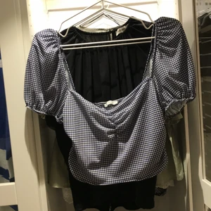 Zara topp - Topp från Zara i storlek M. Nyskick. Nypris:199kr. Kan både posta och mötas upp! 