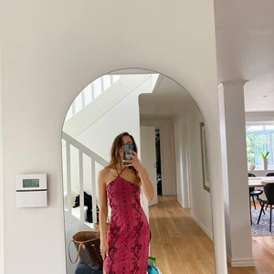 Rosa klänning  - Rosa klänning med sneake mönster med lite paljetter på! 