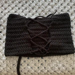 Virkad topp - I ett bra skick, enbart testad, egen gjord, skulle säga att den är i storlek xs men man kan ändra storleken i ryggen✨