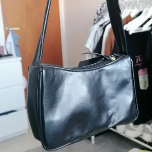Svart axelväska  - Supergullig axelväska, perfekt till sommaren. Får plats med en mobil och en plånbok t ex. 60 kr inklusive frakt, aldrig använd och säljer pga att jag har för många väskor. 