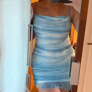 Klänning i storlek 38 - Denna klänning är enbart testad, jag är 168 cm lång & den var lite för kort för mig. Annars satt den så bra & jag är mellan S & M i storlek annars. Köparen står för fraktkostnad 40kr. Går även bra att komma & hämta den, den finns i Vasastan. Tar swish. 💗💗