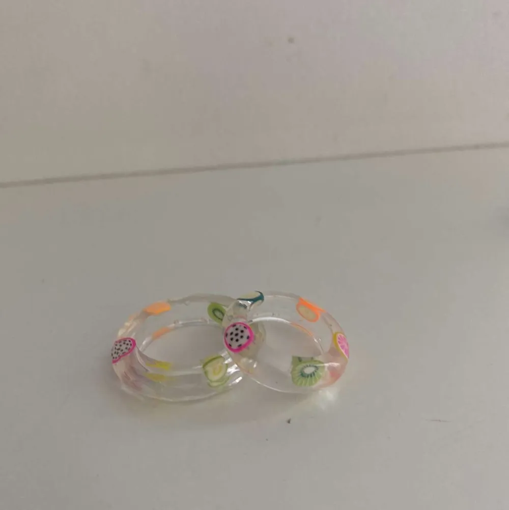  Resin Mixade frukt ringar 🥝 🍊 🍋 i två olika storlekar. 1 ring för 35 kr 2 för 70 och 3 för 100🤩. Köparen står för frakten📦🤩. Accessoarer.