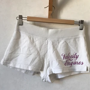 Vita shorts i bomull, XS-S - Mjukisshorts eller bara för vanligt bruk. Vita och sköna med lila tryck! Kan mötas i Stockholm eller skicka mot fraktkostnad! ✨🌸✨