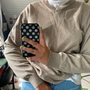 Sweatshirt - Beige sweatshirt från tommy hilfiger! Superbra skick och är snygg till ljusblåa jeans. 