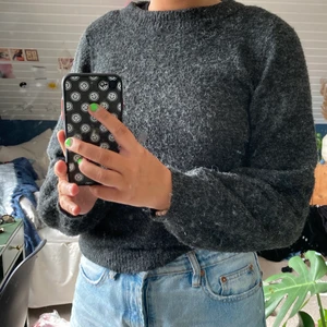 Stickad tröja - Mörkgrå stockad tröja med ballongärmar som har blivit för liten för mig. Bra skick!