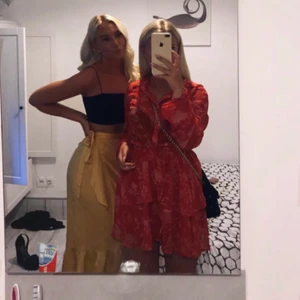 Röd klänning  - Säljer denna söta klänning 👗❤️ den är i strl L men passar även mig som vanligtvis är S/M (då man själv spänner den i midjan). Skriv för fler bilder/mer info. 