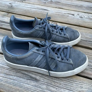 Grå mocka Adidas i stl UK 5,5 (38 2/3) - Grå halvslitna och snygga Adidas i stl 38 2/3 (UK 5,5) finnes i Tyresö. Kan skickas mot att mottagaren betalar frakten.