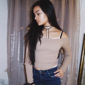 Beige off shoulder långärmad topp - Säljer denna mysiga topp från Forever 21. Fint skick! Storlek XS/S - mycket stretchig!💖