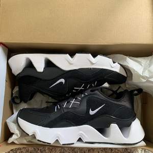 Aldrig använda sneakers från Nike i storlek 37,5 beställda från Asos. Säljer pga för små :( riktigt sköna och snygg modell. Köpta för 1095 kr. Köparen står för frakten!🌟