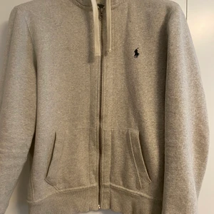 Ralph Lauren Hoodie - Skön hoodie med dragkedja och huva. Fint skick, använd nån gång bara.