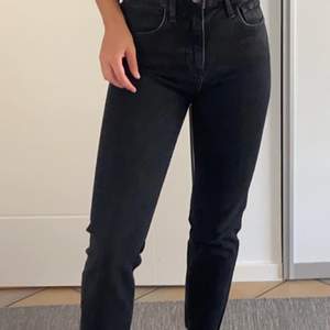Svarta urtvättade jeans från zara med slitningar längst ned, sitter även fint baktill, jag som är på bilden så om du har fler frågor om passform så hör av dig🖤✨