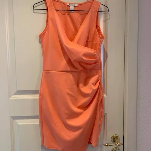 Klänning - Sommarklänning i peach/korall, storlek xs. Aldrig använd. Kontakta mig för mer info 