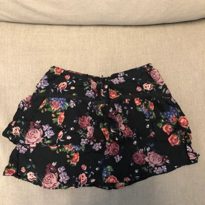 Blommig Kjol - Säljer en jätte fin blommig kjol från pull & bear köpt från Spanien i storlek S. Skriv vid intresse🤍.