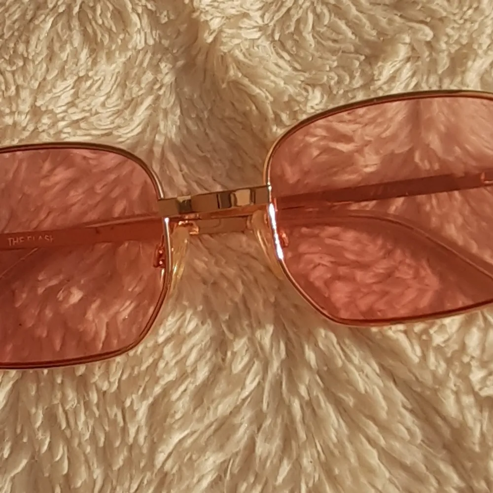 Solglasögon med rosafärgade glas från Le Specs. Kostade 600 säljer de för 100 + frakt, knappt använda.. Övrigt.