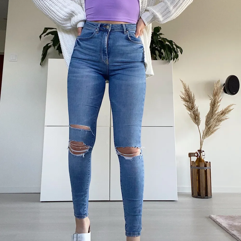 Superfin blå tvätt på dessa tighta jeans med slitningar. Storlek 36 från Gina Tricot. Höga i midjan och supersköna. Jag är 168cm lång för referens💃🏼💫. Jeans & Byxor.