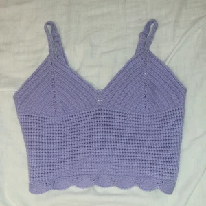Stickat lila linne  - Somrigt linne som går att ha bara sådär såväl som under en skjorta eller liknande🌸 I verkligheten är det en lite varmare lila, fråga ifall ni vill ha fler bilder
